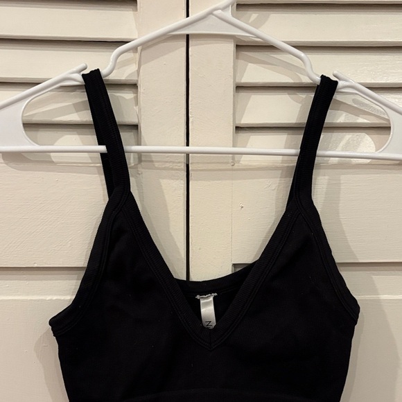 Black Deep V-Neck Cropped Top - Picture 3 of 11